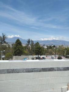 vistas a un aparcamiento con montañas al fondo en departamento individual equipado, en Ibarra