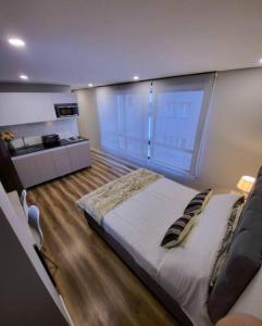 Un dormitorio con una cama grande con una ventana grande. en Céntrico Loft Turístico-Negocios, en Bogotá 36 fotos más