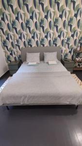 1 dormitorio con 2 almohadas en Studio au cœur des Chartrons, en Burdeos