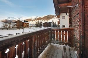 a balcony with a view of a snow covered mountain at Al Bait da Marangona in Livigno