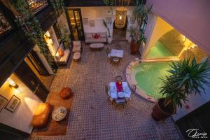 ein Wohnzimmer mit Poolblick in der Unterkunft Riad Zoraida in Marrakesch