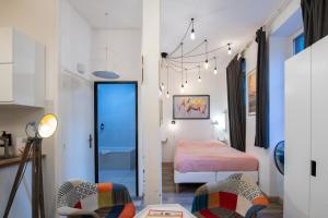 リヨンにあるSuite du Vieux Lyon Cosy & calme - le Quarantaineのベッドルーム1室(ベッド1台、バスルーム付)