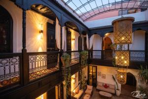 uma vista sobre um edifício com uma varanda em Riad Zoraida em Marraquexe