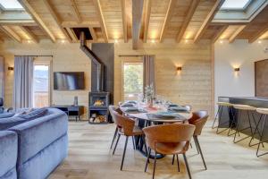 un soggiorno con tavolo e divano blu di Chalet Tilly a Morzine