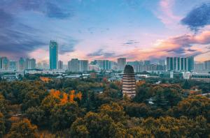 um horizonte da cidade com edifícios altos e árvores em Crowne Plaza Xi'an, an IHG Hotel em Xian