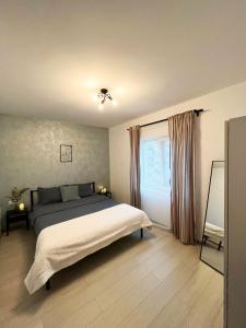 1 dormitorio con cama y ventana en AmurResidence ap3 2 rooms 5min-Airport/Center free parking en Iaşi
