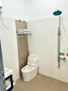 a bathroom with a toilet and a sink at Koi Guest House - Phan Thiết in Ấp Thiện Phước