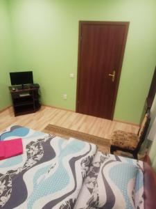 een slaapkamer met een bed, een bureau en een deur bij Панський Двір in Neslukhov