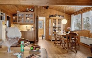 een keuken en een woonkamer met een tafel en stoelen bij 3 Bedroom Nice Home In Bog By in Bogø By