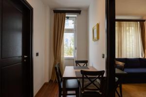 een woonkamer met een eettafel en een bank bij Belgrade Center Apartment Lux V in Belgrado