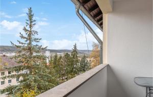 Cet appartement dispose d'un balcon avec vue sur un arbre. dans l'établissement Lovely Apartment In Tauberbischofsheim With Kitchen, à Tauberbischofsheim