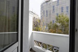 een open raam met uitzicht op een gebouw bij Belgrade Center Apartment Lux V in Belgrado
