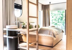 una camera con letto, lavandino e specchio di Hotel BERGEBLICK a Bad Tölz