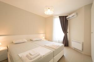 A bed or beds in a room at Holiday Village Lozenets