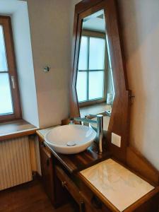 uma casa de banho com um lavatório e um espelho em Dorf.Apart em Neustift im Stubaital