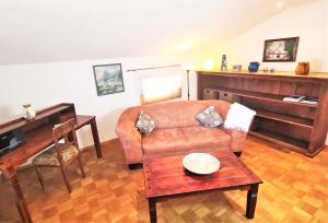 een woonkamer met een bank en een tafel bij Ferienwohnung im Gästehaus Sieger-Brandner in Ramsau