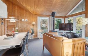 エーベルトフトにあるNice Home In Ebeltoft With 3 Bedrooms, Sauna And Wifiのダイニングルーム、リビングルーム(テーブル、椅子付)