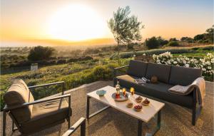 eine Terrasse mit einem Sofa und einem Tisch mit Aussicht in der Unterkunft Stunning Home In Ragusa With Swimming Pool in Ragusa