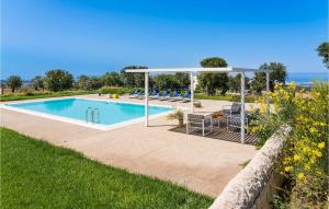 einen Pool mit Pavillon am Meer in der Unterkunft Stunning Home In Ragusa With Swimming Pool in Ragusa