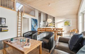 FjellerupにあるAmazing Home In Glesborg With 4 Bedrooms And Wifiのリビングルーム(革製家具、木製の天井付)