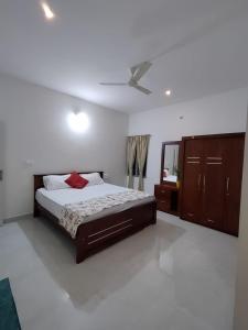 Ένα ή περισσότερα κρεβάτια σε δωμάτιο στο Alankruta Homestay +4 φωτογραφίες