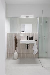 La salle de bains est pourvue d'un lavabo et d'un vase. dans l'établissement Apartament Redłowska Kępa nad Morzem, à Gdynia