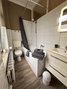 ein kleines Bad mit WC und Waschbecken in der Unterkunft Moderner Altbaucharme in zentraler Lage in Kiel