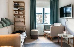 - un salon avec un canapé et une chaise dans l'établissement 1 Bedroom Beautiful Apartment In Bstad, à Båstad