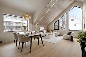 sala de estar con mesa y sofá en Unique Apartments Tromsø, en Tromsø