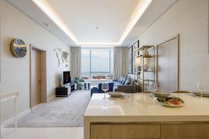 Fotografie z fotogalerie ubytování Livbnb Suites - 1BR w/ Sea View in Palm Tower v Dubaji