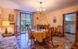comedor con mesa y sillas en Stunning Apartment In Genga With Kitchen, en Genga