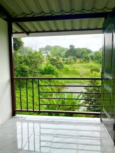 Dieses Zimmer bietet einen Balkon mit Flussblick. in der Unterkunft Ozone Chomdao Resort in Wang Nam Khieo
