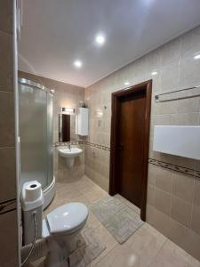 uma casa de banho com um WC e um lavatório em Monastery 2 Aparthotel em Pamporovo