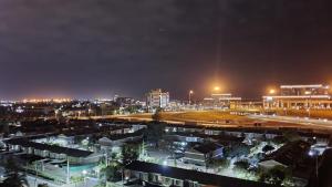 une ville de nuit avec des bâtiments et des lumières de rue dans l'établissement Erivy Kenyan Paradise, à Nairobi