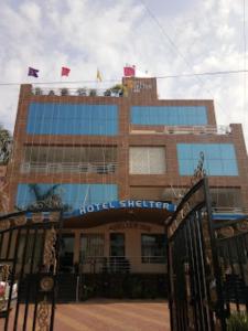 ein Gebäude mit Flaggen oben drauf in der Unterkunft Hotel Shelter Inn,Chhatarpur in Chhatarpur