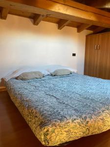 1 dormitorio con 2 almohadas en La Casa Rustica Di Ale E Becky, en Bérgamo