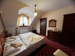 ストロニエ・シロンスキエにあるHotelik Orańskiのベッドルーム(大型ベッド1台、窓付)