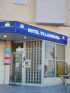 ein Hotelgebäude mit einem Schild, das Hotel villascu liest in der Unterkunft Hotel Villasegura in Molina de Segura