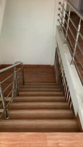 um conjunto de escadas num edifício com pisos em madeira em Hotel Cozi Inn Bomdila em Bomdila