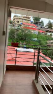 einen Balkon mit einem Zaun und Pflanzen darauf in der Unterkunft Hotel Cozi Inn Bomdila in Bomdila