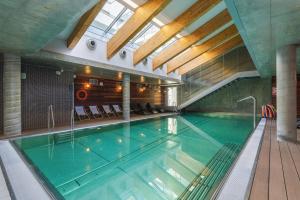 Bazén v ubytovaní 209 w ROYAL TULIP SAND przy plaży DOBRUK APARTAMENTY alebo v jeho blízkosti