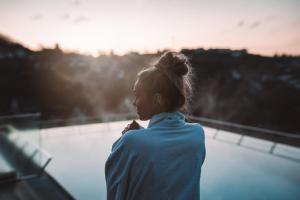 哈伦贝格DIEDRICH Wellnesshotel & Spa - Adults only的女人在水面上看