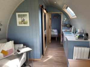 um pequeno quarto com um lavatório e uma cozinha em Warren Farm Retreat - Pod 1, Pod 2, and The Lodge by SSW em Cardiff
