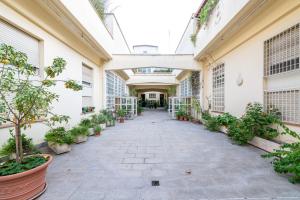 een binnenplaats van een gebouw met potplanten bij Loft Porta Maggiore in Rome