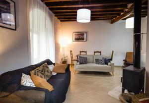 ビジャルエンガ・デル・ロサリオにあるCasa De Los Cuadrosのリビングルーム(ソファ、椅子付)