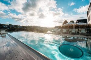 ein großes Schwimmbecken auf dem Dach eines Gebäudes in der Unterkunft DIEDRICH Wellnesshotel & Spa - Adults only in Hallenberg