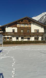 um edifício com uma pista de hóquei em frente em Garni Vierjahreszeiten em Sölden