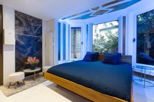 een slaapkamer met een bed en een groot raam bij ART & SPA Luxury bedroom at the heart historical center in Mulhouse
