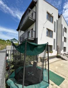 een gebouw met een trampoline voor een huis bij AmurResidence ap3 2 rooms 5min-Airport/Center free parking in Iaşi
