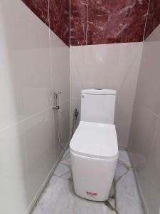 W łazience znajduje się biała toaleta i prysznic. w obiekcie Lonos Circle Ocean View Room w mieście Romblon